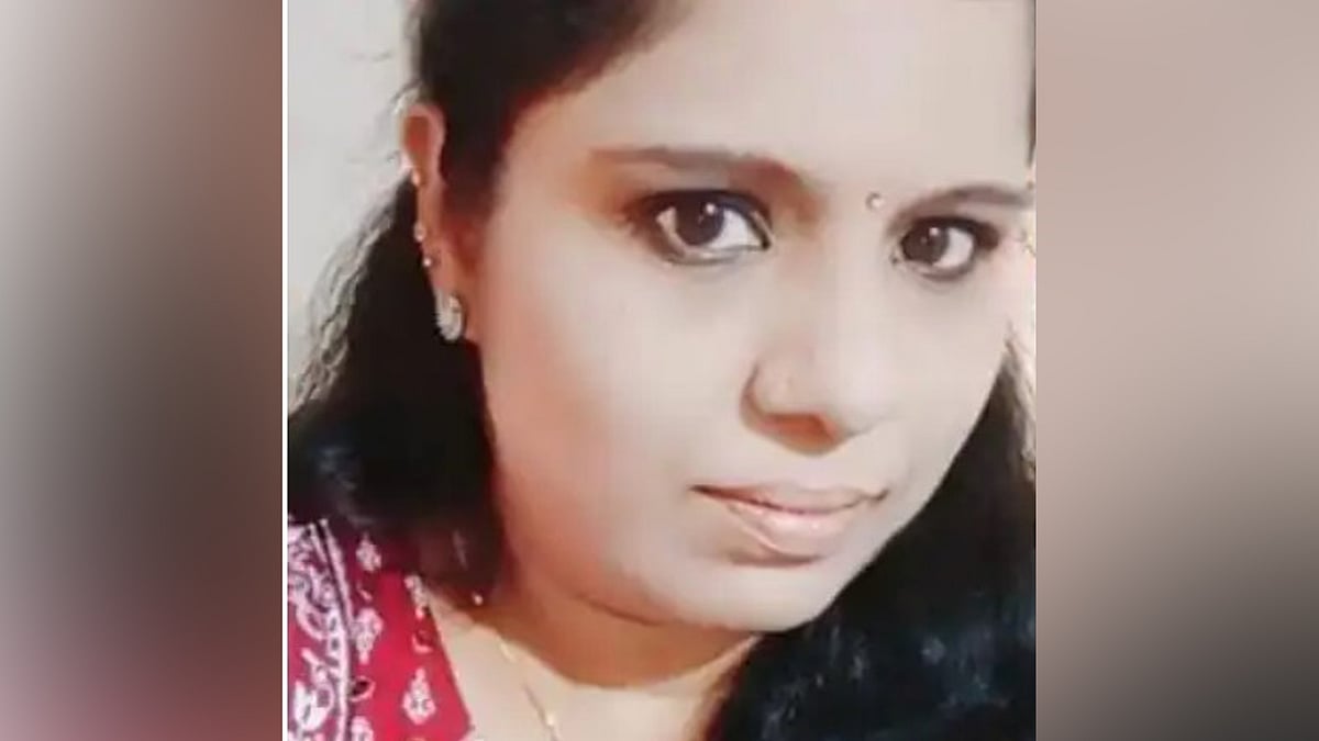 
രണ്ട് കുട്ടികളുടെ അമ്മ, ഇൻകം ടാക്സ് ഉദ്യോ​ഗസ്ഥ ചമഞ്ഞ് ഹണി ട്രാപ്പ്; ലക്ഷങ്ങൾ തട്ടി, യുവതിക്കെതിരെ പരാതി